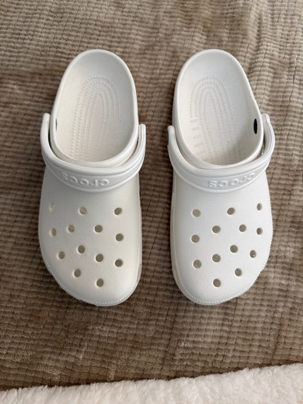 CROCS White Classic Unisex Clog Sandals